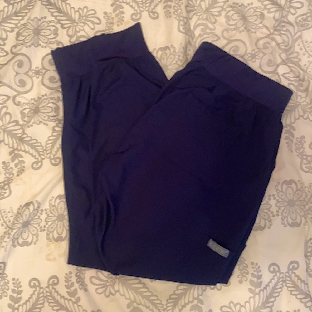 Medcouture jogger scrub pants! Fit very comfortably and brand new!
